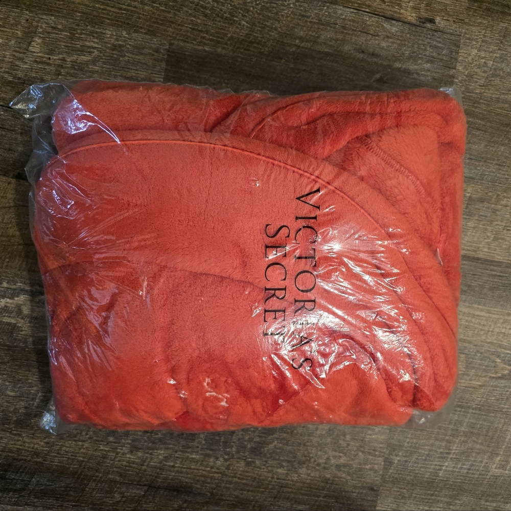 VS Cozy Robe(Red, Ivory, Mint. US M-L) - Picture 12 of 13